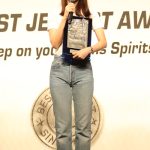 飯豊まりえ、美肌際立つ半袖白シャツ×ライトブルージーンズで登場！「お尻の部分が破けた」とお茶目なエピソードも〈第40回ベストジーニスト2023〉