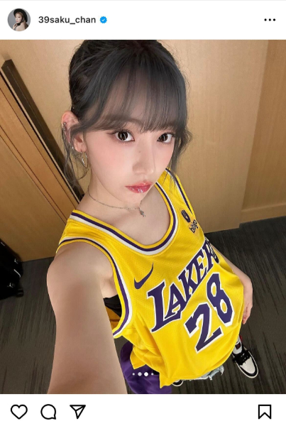 宮脇咲良、レイカーズのユニフォーム姿でNBA観戦！美鎖骨のぞくセルフィ―公開