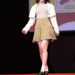 元AKB48 Team8・服部有菜、美脚あらわな秋冬ミニスカコーデでランウェイに登場！〈みなとみらいコレクション 2023〉