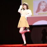 元AKB48 Team8・服部有菜、美脚あらわな秋冬ミニスカコーデでランウェイに登場！〈みなとみらいコレクション 2023〉