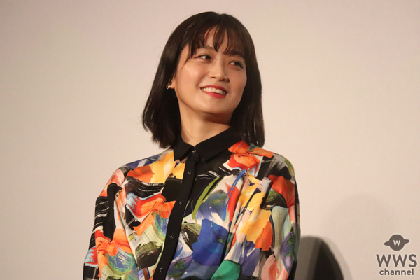 深川麻衣、カラフルなワンピースで舞台挨拶に登場！元アイドルを演じて身近な幸せを実感＜『つんドル』公開記念舞台挨拶＞