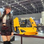 【動画】dela・後藤ひなの、セクシーなブラックコーデでミニスカから美脚披露＜名古屋モビリティショー＞