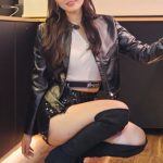【動画】dela・後藤ひなの、セクシーなブラックコーデでミニスカから美脚披露＜名古屋モビリティショー＞