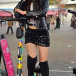 【動画】dela・後藤ひなの、セクシーなブラックコーデでミニスカから美脚披露＜名古屋モビリティショー＞