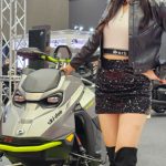 【動画】dela・後藤ひなの、セクシーなブラックコーデでミニスカから美脚披露＜名古屋モビリティショー＞