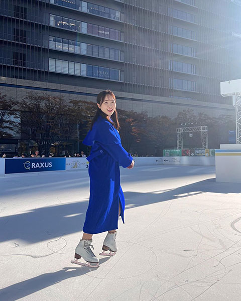 タレント＆モデル・本田望結、青いロングコート姿でスケートリンクに登場！可憐な滑りで観客魅了