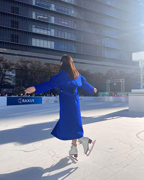 タレント＆モデル・本田望結、青いロングコート姿でスケートリンクに登場！可憐な滑りで観客魅了
