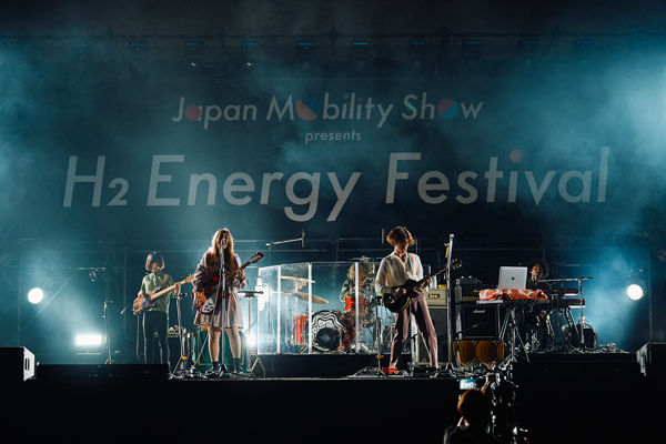 GLIM SPANKY、H2 Energy Festivalにて熱いステージを繰り広げる！〈JAPAN MOBILITY SHOW 2023〉
