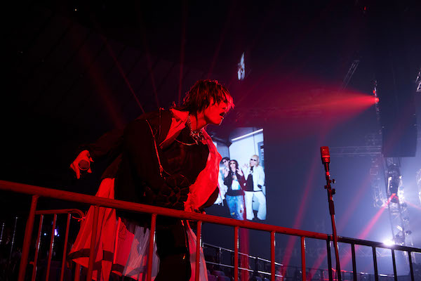 XY、新曲「Spiky Fashion」をライブでサプライズ初披露！亡きメンバーの楽曲「VOICE」の披露で涙する観客も。