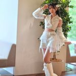 コスプレイヤー・乃街まのがヘソだし白ミニスカ姿でCouleur Clarityの魅力を語る！