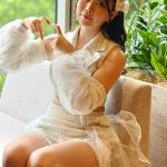 コスプレイヤー・乃街まのがヘソだし白ミニスカ姿でCouleur Clarityの魅力を語る！