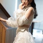 コスプレイヤー・乃街まのがヘソだし白ミニスカ姿でCouleur Clarityの魅力を語る！