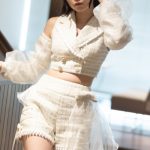 コスプレイヤー・乃街まのがヘソだし白ミニスカ姿でCouleur Clarityの魅力を語る！