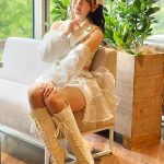 コスプレイヤー・乃街まのがヘソだし白ミニスカ姿でCouleur Clarityの魅力を語る！