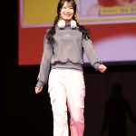 清水里香、胸キュンハートポーズでトップバッター！〈みなとみらいコレクション 2023〉