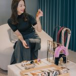 佐々木希がカスタマイズを体験！フェンディ、「メイク アップ ユア ピーカブー」をローンチ