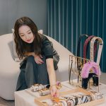 佐々木希がカスタマイズを体験！フェンディ、「メイク アップ ユア ピーカブー」をローンチ