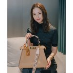 佐々木希がカスタマイズを体験！フェンディ、「メイク アップ ユア ピーカブー」をローンチ