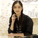 【動画】新木優子、黒のタキシードジャケット＆ロングスカートでDIORポップアップに登場！＜DIOR HOLIDAY POP-UP＞