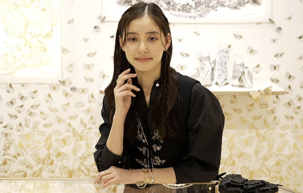 【動画】新木優子、黒のタキシードジャケット＆ロングスカートでDIORポップアップに登場！＜DIOR HOLIDAY POP-UP＞