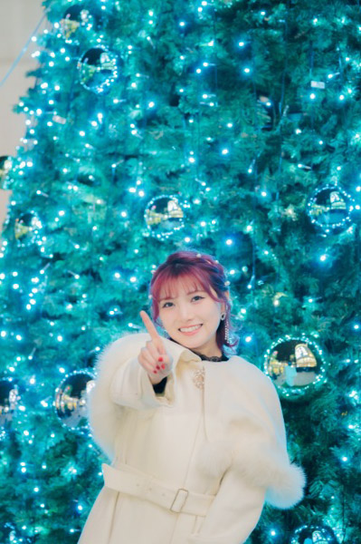 岡田奈々、大阪のクリスマスイベントで点灯式＆スペシャルライブ