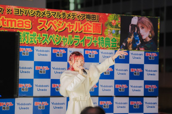 岡田奈々、大阪のクリスマスイベントで点灯式＆スペシャルライブ