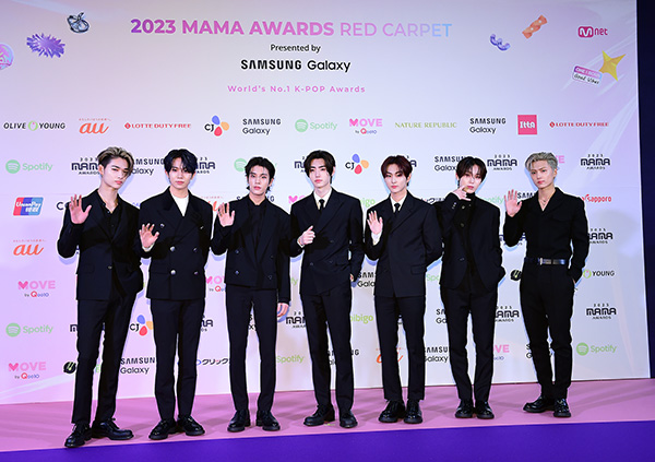 ENHYPEN、妖艶な魅力で会場を圧倒する黒スーツ姿で登場！＜2023 MAMA AWARDS＞