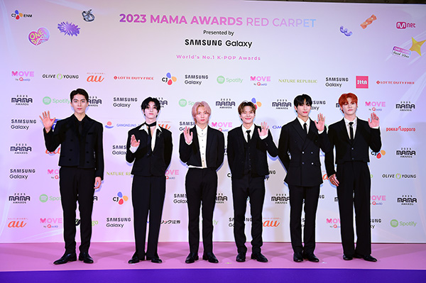 JUST B、セクシーさあふれるダークスーツ姿で登場！＜2023 MAMA AWARDS＞