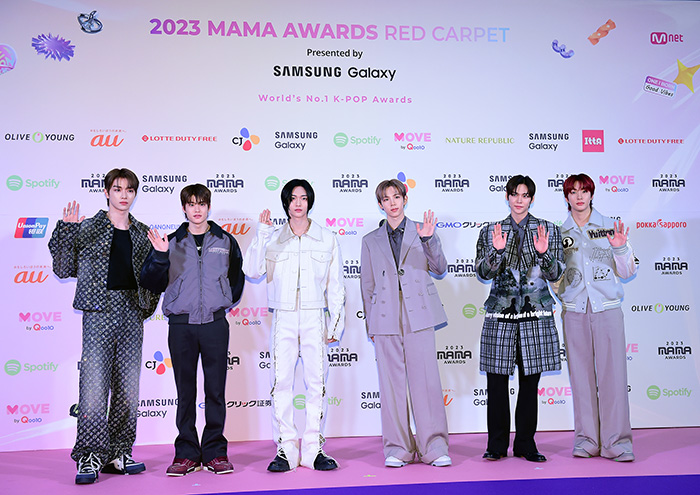 RIIZE、スタイルの良さが際立つ個性的ジャケット姿で登場！＜2023 MAMA AWARDS＞