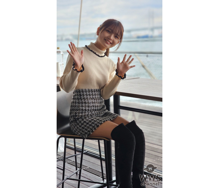 元AKB48 Team8・福留光帆、ギンガムチェックのミニスカコーデで人生初のWWSインタビュアーに挑戦！〈みなとみらいコレクション 2023〉