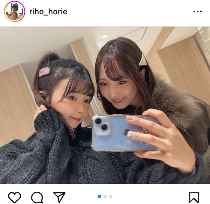 堀江りほ、可愛らしいヘアピンを付けてご機嫌SHOT！藤田あずさとお揃いのツーショット写真を披露！