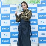 【写真特集】安倍乙、輝くシャツに身をまといキュートな笑みで登場！気になるカレンダーの点数は「450点！」
