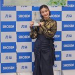 【写真特集】安倍乙、輝くシャツに身をまといキュートな笑みで登場！気になるカレンダーの点数は「450点！」